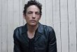 Jakob Dylan, alternatif rock ve Americana müzik sahnesinin önemli isimlerinden biri olarak kabul edilen, aynı zamanda efsanevi bir müzik mirasının taşıyıcısı olan bir sanatçıdır.