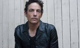 Jakob Dylan, alternatif rock ve Americana müzik sahnesinin önemli isimlerinden biri olarak kabul edilen, aynı zamanda efsanevi bir müzik mirasının taşıyıcısı olan bir sanatçıdır.