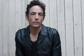 Jakob Dylan, alternatif rock ve Americana müzik sahnesinin önemli isimlerinden biri olarak kabul edilen, aynı zamanda efsanevi bir müzik mirasının taşıyıcısı olan bir sanatçıdır.