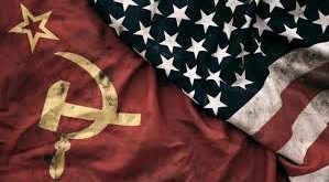 Soğuk Savaş yalnızca iki devlet arasındaki çekişme değil, aynı zamanda kapitalizm ile komünizm, Batı Bloğu ile Doğu Bloğu, NATO ile Varşova Paktı arasındaki ideolojik mücadeleyi de temsil eder. Dünya siyaseti, ekonomisi, teknolojisi ve toplumları üzerinde derin etkiler bırakan bu dönem, günümüz uluslararası ilişkilerini anlamak açısından da büyük önem taşır.