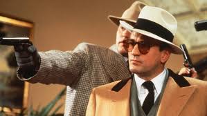 Film, Eliot Ness ve ekibinin Chicago’daki yasa dışı alkol ticareti ve organize suç imparatorluğuna karşı verdiği mücadeleyi konu alır. Başrollerinde Kevin Costner, Sean Connery, Robert De Niro ve Andy Garcia gibi güçlü isimler yer alır.