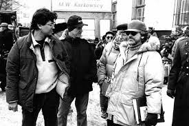 Üniversite eğitimini sinema ve sanat alanında tamamladıktan sonra senaryo yazımına yöneldi. Kariyerinin ilk döneminde çeşitli televizyon projelerinde ve küçük çaplı film yapımlarında çalıştı. Ancak asıl çıkışını 1980’li ve 1990’lı yıllarda yazdığı güçlü senaryolarla yaptı.