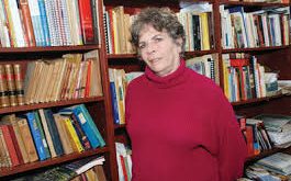 Dünya edebiyatının farklı diller arasında dolaşmasını sağlayan en önemli isimlerden biri kuşkusuz çevirmenlerdir. Bir yazarın sesi, üslubu ve ruhu başka bir dilde yeniden hayat buluyorsa, bunun arkasında çoğu zaman görünmeyen ama son derece güçlü bir emek vardır.