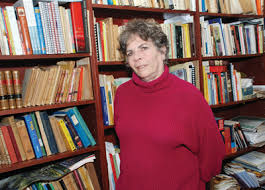 Dünya edebiyatının farklı diller arasında dolaşmasını sağlayan en önemli isimlerden biri kuşkusuz çevirmenlerdir. Bir yazarın sesi, üslubu ve ruhu başka bir dilde yeniden hayat buluyorsa, bunun arkasında çoğu zaman görünmeyen ama son derece güçlü bir emek vardır.