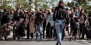 Magazin, genel anlamıyla toplumun ilgisini çeken kişiler, olaylar, yaşam tarzları ve eğlence dünyasına dair haber, yorum ve içeriklerin sunulduğu medya alanıdır. Türkçede magazin kelimesi çoğunlukla ünlü isimler, sanatçılar, sporcular, televizyon yıldızları ve fenomenlerle ilgili haberleri ifade eder.