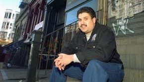 David Mills, Amerikan gazeteciliği ve televizyon yazarlığı dünyasında derin izler bırakmış, özellikle kent yaşamı, kültür, siyaset ve toplumsal meseleler üzerine yaptığı çalışmalarla tanınan önemli bir medya profesyonelidir.