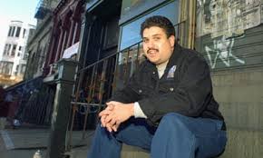 David Mills, Amerikan gazeteciliği ve televizyon yazarlığı dünyasında derin izler bırakmış, özellikle kent yaşamı, kültür, siyaset ve toplumsal meseleler üzerine yaptığı çalışmalarla tanınan önemli bir medya profesyonelidir.