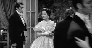 Gösterime girdiği yılda büyük ilgi gören film, En İyi Sinematografi Oscar’ını kazanmış, ayrıca En İyi Film dahil birçok kategoride aday gösterilmiştir. Aradan geçen uzun yıllara rağmen hâlâ sinema tarihinin en başarılı edebiyat uyarlamaları arasında gösterilen Uğultulu Tepeler, tutku, sınıf çatışması, intikam ve takıntılı aşk temalarını çarpıcı biçimde işler.