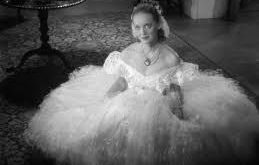 Henry Fonda, George Brent, Margaret Lindsay ve Donald Crisp gibi önemli oyuncuların eşlik ettiği film, gösterime girdiği dönemde büyük ilgi görmüş, Bette Davis’e En İyi Kadın Oyuncu Oscar’ını kazandırmıştır. Aradan geçen onca yıla rağmen Damgalı Kadın, hâlâ güçlü karakter anlatımı ve yoğun duygusal yapısıyla izlenmeye değer bir klasik olarak öne çıkar.