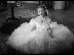 Henry Fonda, George Brent, Margaret Lindsay ve Donald Crisp gibi önemli oyuncuların eşlik ettiği film, gösterime girdiği dönemde büyük ilgi görmüş, Bette Davis’e En İyi Kadın Oyuncu Oscar’ını kazandırmıştır. Aradan geçen onca yıla rağmen Damgalı Kadın, hâlâ güçlü karakter anlatımı ve yoğun duygusal yapısıyla izlenmeye değer bir klasik olarak öne çıkar.