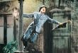 1952 yapımı Yağmur Altında Yılları, özgün adıyla Singin’ in the Rain, yalnızca bir müzikal film değil; aynı zamanda sinema tarihinin en sevilen ve en saygın yapımlarından biridir. Yönetmen koltuğunda Gene Kelly ve Stanley Donen otururken, başrollerde Gene Kelly, Donald O’Connor ve Debbie Reynolds yer alır.