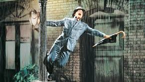 1952 yapımı Yağmur Altında Yılları, özgün adıyla Singin’ in the Rain, yalnızca bir müzikal film değil; aynı zamanda sinema tarihinin en sevilen ve en saygın yapımlarından biridir. Yönetmen koltuğunda Gene Kelly ve Stanley Donen otururken, başrollerde Gene Kelly, Donald O’Connor ve Debbie Reynolds yer alır.