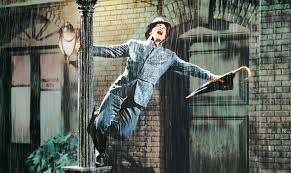 1952 yapımı Yağmur Altında Yılları, özgün adıyla Singin’ in the Rain, yalnızca bir müzikal film değil; aynı zamanda sinema tarihinin en sevilen ve en saygın yapımlarından biridir. Yönetmen koltuğunda Gene Kelly ve Stanley Donen otururken, başrollerde Gene Kelly, Donald O’Connor ve Debbie Reynolds yer alır.