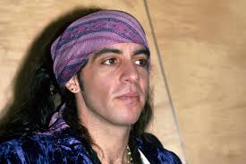Steven Van Zandt, tam adıyla Steven Lento Van Zandt, 22 Kasım 1950 tarihinde Amerika Birleşik Devletleri’nin Massachusetts eyaletinde dünyaya gelmiştir. Daha sonra ailesiyle birlikte New Jersey’e taşınmış ve hayatının büyük bölümünü burada geçirmiştir. Rock müzik kültürünün yoğun biçimde yaşandığı New Jersey ortamı, onun sanatsal gelişiminde belirleyici rol oynamıştır.