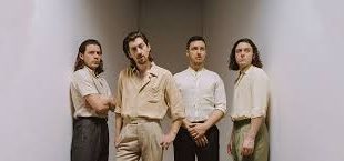 2000’li yılların ortasında İngiltere’den çıkarak dünya müzik sahnesini etkisi altına alan Arctic Monkeys, enerjik gitar riffleri, zekice yazılmış sözleri ve sürekli evrilen müzikal kimlikleriyle modern rock tarihinin en önemli gruplarından biri haline gelmiştir.