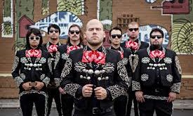 Los Angeles çıkışlı bu proje, hem alternatif müzik dinleyicilerinin hem de Latin müzik severlerin ilgisini çekmiştir. Kökleri punk sahnesine dayansa da, ortaya koydukları mariachi yorumları sayesinde geniş bir hayran kitlesi edinmişlerdir.