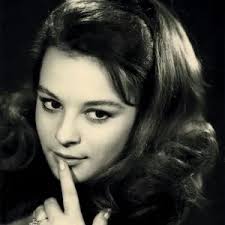 İstanbul Şehir Tiyatroları’nda aldığı eğitim ve sahne deneyimi, Koçyiğit’in oyunculuk yeteneğini geliştirmesinde kritik bir rol oynamıştır. Bu dönemde sahne disiplini, rol analizi ve karakter yaratma gibi konularda ciddi bir altyapı kazanmıştır.