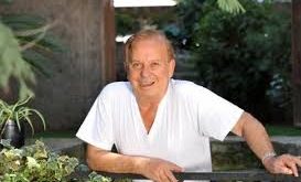 1970’li yıllar, onun sanat kariyerinin başlangıcı oldu. “Huysuz Virjin” karakteriyle küçük kulüplerde sahne almaya başladı. Bu karakter, toplumun söyleyemediklerini cesurca dile getiren, sivri dilli ama bir o kadar da eğlenceli bir figürdü. Kısa sürede kulaktan kulağa yayılan ünü, onu daha büyük sahnelere taşıdı