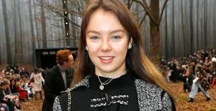 Prenses Alexandra, Avrupa’nın en tanınmış aristokrat ailelerinden birine mensuptur. Annesi Caroline, Hanover Prensesi, Monako Prensi Rainier III ve Hollywood yıldızı Grace Kelly’nin kızıdır. Bu bağ, Alexandra’yı yalnızca Avrupa aristokrasisine değil, aynı zamanda Hollywood’un altın çağına da bağlamaktadır.