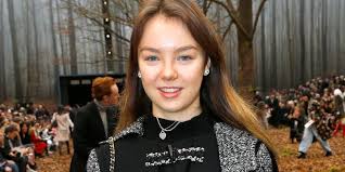 Prenses Alexandra, Avrupa’nın en tanınmış aristokrat ailelerinden birine mensuptur. Annesi Caroline, Hanover Prensesi, Monako Prensi Rainier III ve Hollywood yıldızı Grace Kelly’nin kızıdır. Bu bağ, Alexandra’yı yalnızca Avrupa aristokrasisine değil, aynı zamanda Hollywood’un altın çağına da bağlamaktadır.