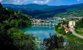 İvo Andrić’in kaleme aldığı Drina Köprüsü, yalnızca bir roman değil; Balkanlar’ın yüzyıllar süren tarihine, toplumsal dönüşümüne ve insanlık hallerine ışık tutan güçlü bir anlatıdır. 1942-1943 yılları arasında yazılan ve 1945 yılında yayımlanan eser, hem edebi değeri hem de tarihsel derinliğiyle dünya edebiyatında özel bir yere sahiptir.