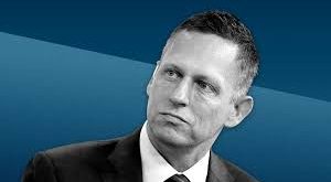 Peter Thiel, modern teknoloji dünyasının en etkili girişimcilerinden, yatırımcılarından ve düşünürlerinden biri olarak kabul edilmektedir. Özellikle veri analitiği ve büyük veri çözümleri alanında faaliyet gösteren Palantir Technologies’ın kurucu ortağı ve başkanı olarak tanınan Thiel, aynı zamanda Silikon Vadisi’nin şekillenmesinde önemli rol oynamış bir isimdir.