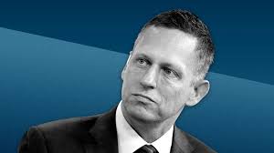 Peter Thiel, modern teknoloji dünyasının en etkili girişimcilerinden, yatırımcılarından ve düşünürlerinden biri olarak kabul edilmektedir. Özellikle veri analitiği ve büyük veri çözümleri alanında faaliyet gösteren Palantir Technologies’ın kurucu ortağı ve başkanı olarak tanınan Thiel, aynı zamanda Silikon Vadisi’nin şekillenmesinde önemli rol oynamış bir isimdir.
