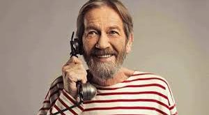 Eğitim hayatına Samsun’da başlayan Şensoy, daha sonra Galatasaray Lisesi’nde öğrenim görmüş ve lise eğitimini Çarşamba Lisesi’nde tamamlamıştır. Genç yaşlardan itibaren edebiyata ilgi duyan sanatçı, ilk şiir ve öykülerini 1969 yılında çeşitli dergilerde yayımlamıştır.