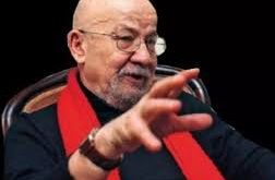 Yalçın Küçük, akademik hayatına öğretim üyesi olarak başlamış ve uzun yıllar üniversitelerde ders vermiştir. Özellikle ekonomi alanında uzmanlaşan Küçük, Türkiye’nin ekonomik yapısı, kalkınma politikaları ve küresel sistem üzerine çalışmalar yapmıştır.