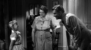 1940’lı yıllarda sinema dünyasına adım atan Evelyn Varden, kısa sürede karakter oyuncusu olarak tanınmaya başlamıştır. İlk dönemlerde küçük rollerde yer almasına rağmen, güçlü performansları sayesinde dikkat çekmiştir.