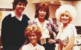 Colin Higgins’in kariyerindeki en önemli dönüm noktalarından biri, 1971 yapımı Harold and Maude filmi olmuştur. Higgins, bu filmin senaryosunu yazmış ve aynı zamanda yapım sürecinde aktif rol almıştır.