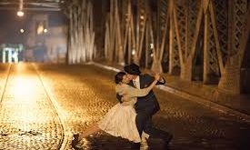 “Our Last Tango”, Buenos Aires’in yoksul mahallelerinde başlayan ve dünya sahnelerine uzanan bir aşk ve sanat hikâyesini anlatır. María Nieves ve Juan Carlos Copes, genç yaşlarda tanışarak birlikte dans etmeye başlar. Aralarındaki bağ yalnızca sahneyle sınırlı kalmaz; zamanla tutkulu bir ilişkiye dönüşür.