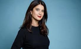 Vanessa Schneider, Fransa’da doğmuş ve yetişmiş bir gazeteci, yazar ve politika yorumcusudur. Ailesi entelektüel çevrelerle bağlantılı olan Schneider, çocukluk yıllarından itibaren edebiyat ve düşünce dünyasıyla iç içe bir ortamda büyümüştür.