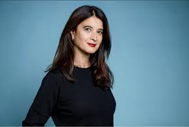 Vanessa Schneider, Fransa’da doğmuş ve yetişmiş bir gazeteci, yazar ve politika yorumcusudur. Ailesi entelektüel çevrelerle bağlantılı olan Schneider, çocukluk yıllarından itibaren edebiyat ve düşünce dünyasıyla iç içe bir ortamda büyümüştür.