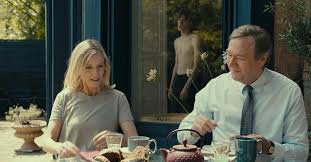 Film, 2019 yapımı Danimarka filmi Queen of Hearts’in yeniden çevrimi olmasına rağmen, Breillat’ın kendine özgü sinema dili sayesinde tamamen farklı bir ruh kazanıyor. Yönetmenin kariyerine aşina olanlar için Geçen Yaz, onun tematik dünyasının olgunlaşmış bir yansıması olarak değerlendirilebilir.