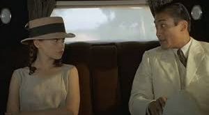 Sevgili, 1930’lu yılların Fransız Çinhindi’sinde geçen bir hikâyeyi merkezine alır. Kolonyal bir toplum yapısının gölgesinde gelişen film, genç bir Fransız kız ile varlıklı bir Çinli adam arasında filizlenen yasak ilişkiyi konu edinir.