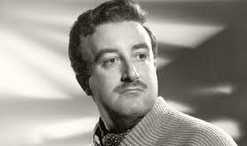 Peter Sellers, 8 Eylül 1925 tarihinde İngiltere’nin Portsmouth kentinde doğmuştur. Asıl adı Richard Henry Sellers olan sanatçı, sahne sanatlarıyla iç içe bir ailede büyümüştür. Anne ve babası vodvil sanatçısı olduğu için çocukluk yılları tiyatro kulislerinde geçmiştir.