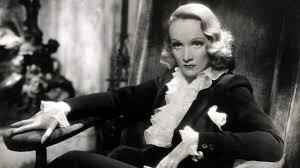 Marlene Dietrich, 27 Aralık 1901 tarihinde Almanya’nın Berlin kentinde dünyaya gelmiştir. Asıl adı Marie Magdalene Dietrich olan sanatçı, disiplinli bir aile ortamında büyümüştür. Babasının erken ölümü, onun çocukluk yıllarını derinden etkilemiştir.