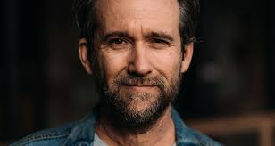 John Waller, Amerika Birleşik Devletleri’nde dünyaya gelmiş ve küçük yaşlardan itibaren müziğe ilgi duymuştur. Çocukluk ve gençlik döneminde kilise müziği ile iç içe büyüyen Waller, özellikle gospel ve worship müziğinin etkisi altında şekillenen bir sanat anlayışı geliştirmiştir.