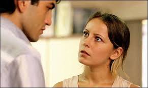 Film, Antalya Altın Portakal ve İstanbul Film Festivali’nde Altın Lale gibi prestijli ödüller kazanarak hem eleştirmenler hem de sinema çevreleri tarafından büyük takdir görmüştür. “Masumiyet” (1997) filminde tanıdığımız karakterlerin geçmişine odaklanan bir ön hikâye niteliği taşıyan bu yapım, bağımsız Türk sinemasının en çarpıcı örneklerinden biri olarak kabul edilir.