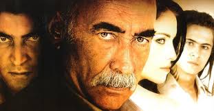 Kabadayı, klasik anlatı yapısına sahip bir film olmasına rağmen, karakter derinliği ve tematik zenginliği sayesinde sıradan bir suç hikâyesinin ötesine geçer.