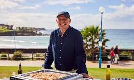 İngiliz mutfağının en tanınmış isimlerinden biri olan Rick Stein, özellikle deniz ürünleri konusundaki uzmanlığı, restoran zinciri ve BBC yapımlarıyla dünya çapında ün kazanmış bir gastronomi figürüdür.