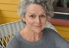 Gabrielle Rose, 1954 yılında Kanada’da dünyaya geldi. Sanatla iç içe bir çevrede yetişen Rose, küçük yaşlardan itibaren tiyatroya, edebiyata ve performans sanatlarına ilgi duydu. Çocukluk yıllarında hikâye anlatımı, sahne performansı ve klasik eserlerle kurduğu bağ, ileride seçeceği mesleğin temelini oluşturdu.