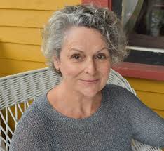 Gabrielle Rose, 1954 yılında Kanada’da dünyaya geldi. Sanatla iç içe bir çevrede yetişen Rose, küçük yaşlardan itibaren tiyatroya, edebiyata ve performans sanatlarına ilgi duydu. Çocukluk yıllarında hikâye anlatımı, sahne performansı ve klasik eserlerle kurduğu bağ, ileride seçeceği mesleğin temelini oluşturdu.