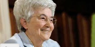 Chiara Lubich, 22 Ocak 1920 tarihinde İtalya’nın Trento kentinde doğmuştur. Asıl adı Silvia Lubich’tir. “Chiara” adını daha sonra Assisili Azize Clare’den esinlenerek kullanmaya başlamıştır. Ailesi ekonomik açıdan mütevazı koşullarda yaşıyordu. Babası sosyal adalet fikirlerine yakın bir matbaacı, annesi ise inançlı ve fedakâr bir kadındı.