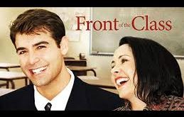 2008 yapımı Front of the Class, biyografik drama türünde çekilmiş, izleyicisine ilham veren ve gerçek bir yaşam öyküsünü samimi biçimde aktaran etkileyici bir televizyon filmidir.