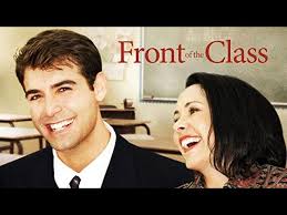2008 yapımı Front of the Class, biyografik drama türünde çekilmiş, izleyicisine ilham veren ve gerçek bir yaşam öyküsünü samimi biçimde aktaran etkileyici bir televizyon filmidir.