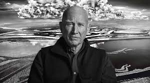 Brezilya doğumlu olan Sebastião Salgado, kariyeri boyunca yalnızca haber peşinde koşan bir foto muhabiri olmamış; insan onuru, çevre bilinci ve küresel eşitsizlikler üzerine düşünen bir görsel anlatıcı kimliği geliştirmiştir.