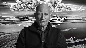 Brezilya doğumlu olan Sebastião Salgado, kariyeri boyunca yalnızca haber peşinde koşan bir foto muhabiri olmamış; insan onuru, çevre bilinci ve küresel eşitsizlikler üzerine düşünen bir görsel anlatıcı kimliği geliştirmiştir.
