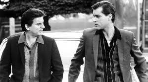 Film, gerçek bir karakterden esinlenilen Henry Hill adlı genç bir adamın çocukluk yıllarından başlayarak mafya dünyasına girişini konu alır. Mahallesindeki suç figürlerinden etkilenerek büyüyen Henry, zamanla organize suç ağının bir parçası haline gelir.